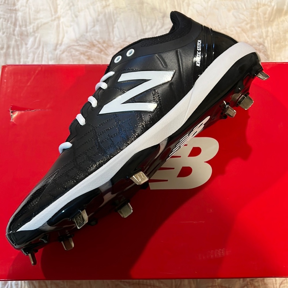 Mens metal baseball cleats